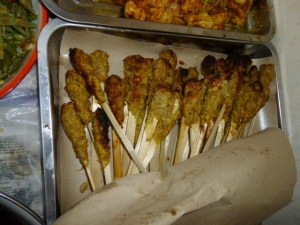 Spicy satays of chicken mixed with coconut