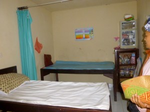 Komang delivered the baby in the bed with the blue cover 